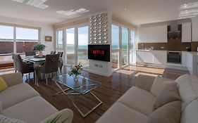 On The Beach Penthouse With Sea View - 3 Bedrooms - Roof Balcony - Spa, Sauna, Gym And Pool - Sleeps 6