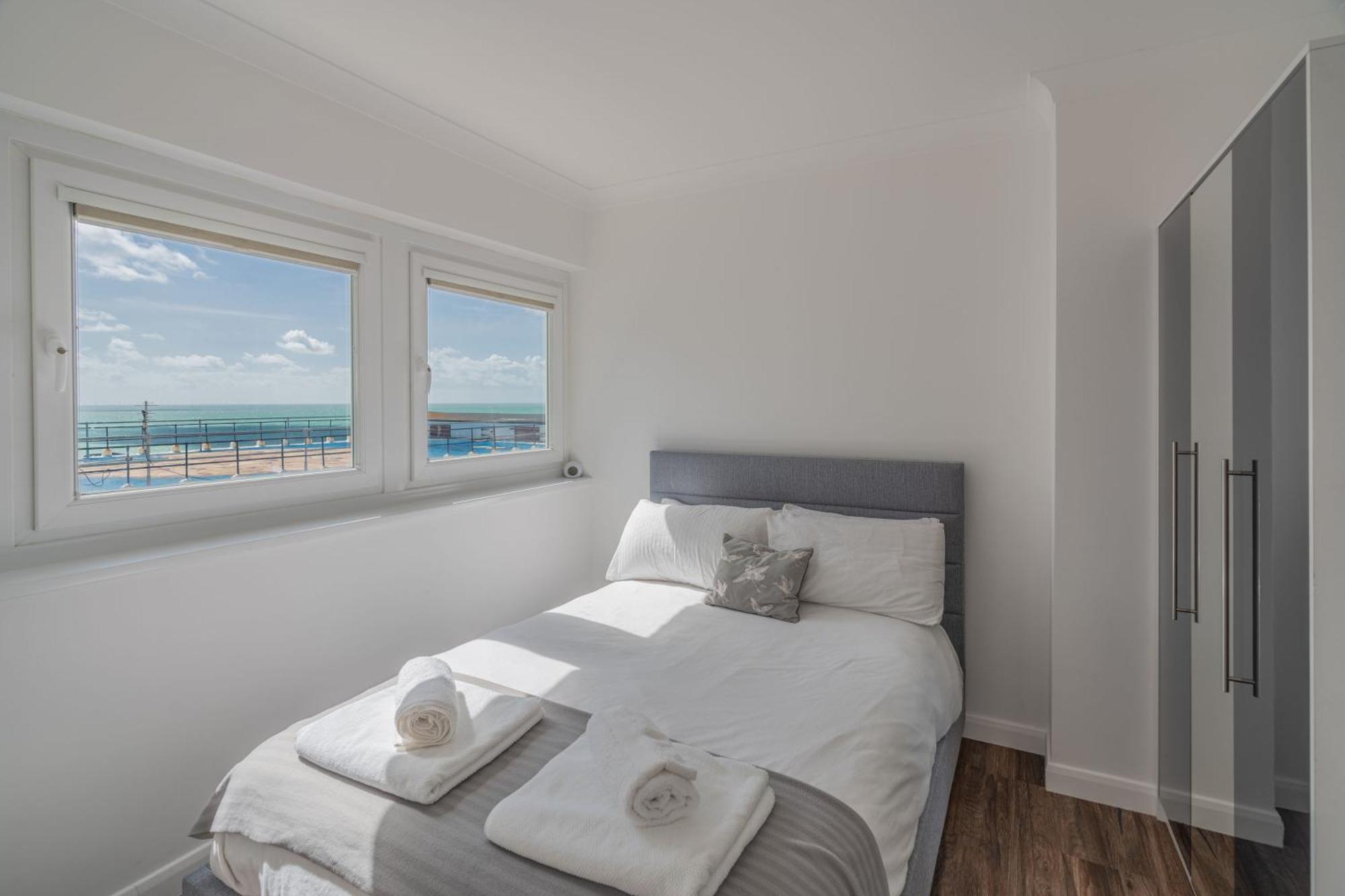 Penthouse Paradise: Beachfront Luxury with Spa & Rooftop Views Brighton Exterior photo