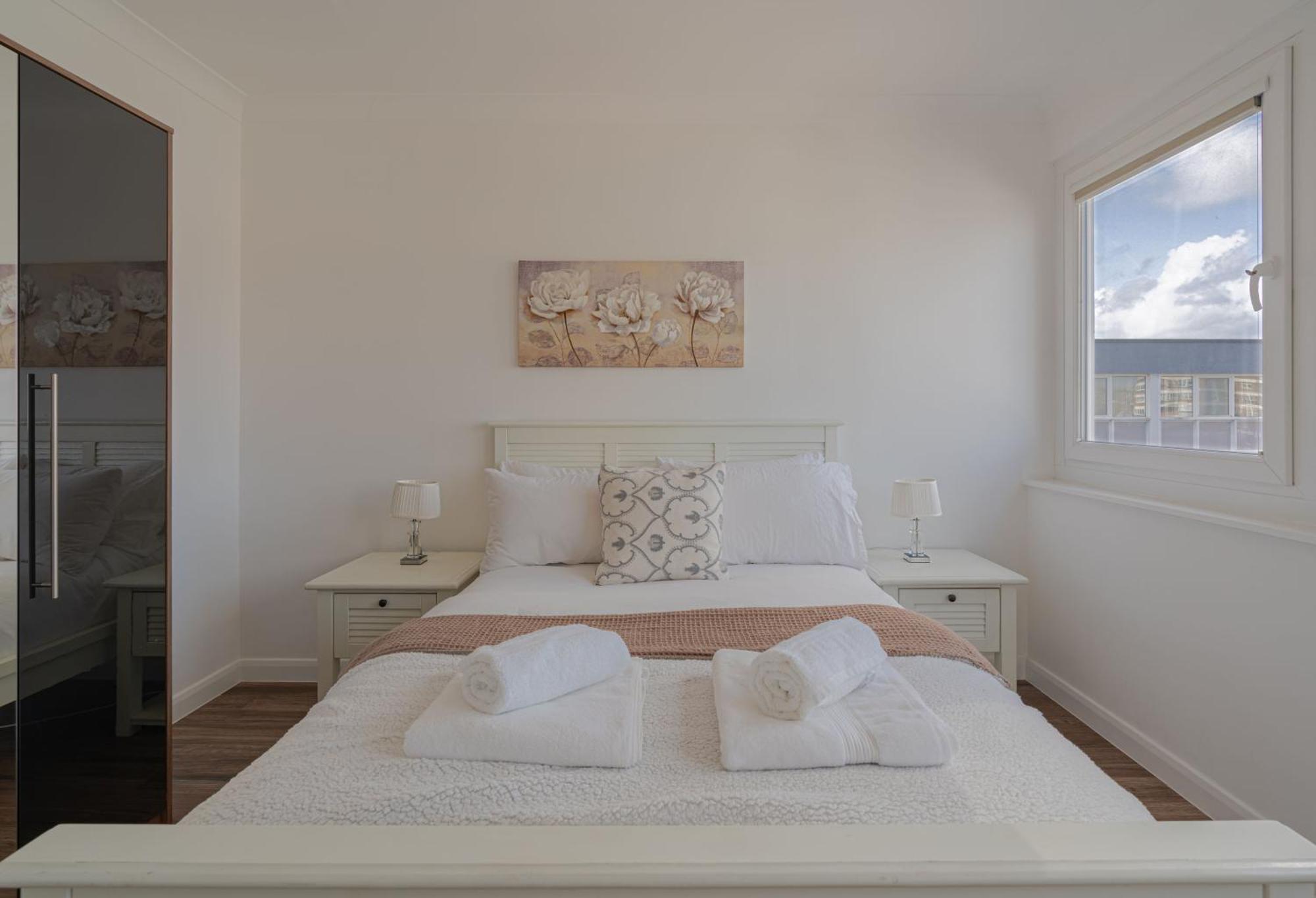 Penthouse Paradise: Beachfront Luxury with Spa & Rooftop Views Brighton Exterior photo