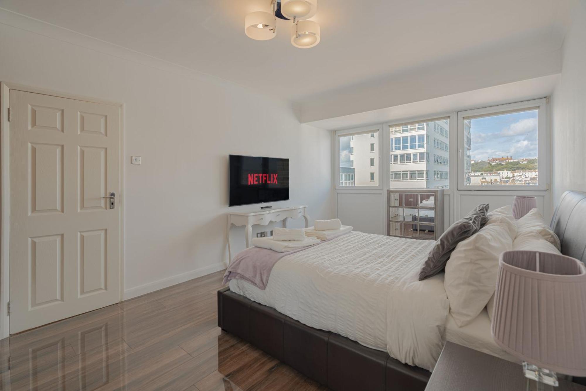Penthouse Paradise: Beachfront Luxury with Spa & Rooftop Views Brighton Exterior photo