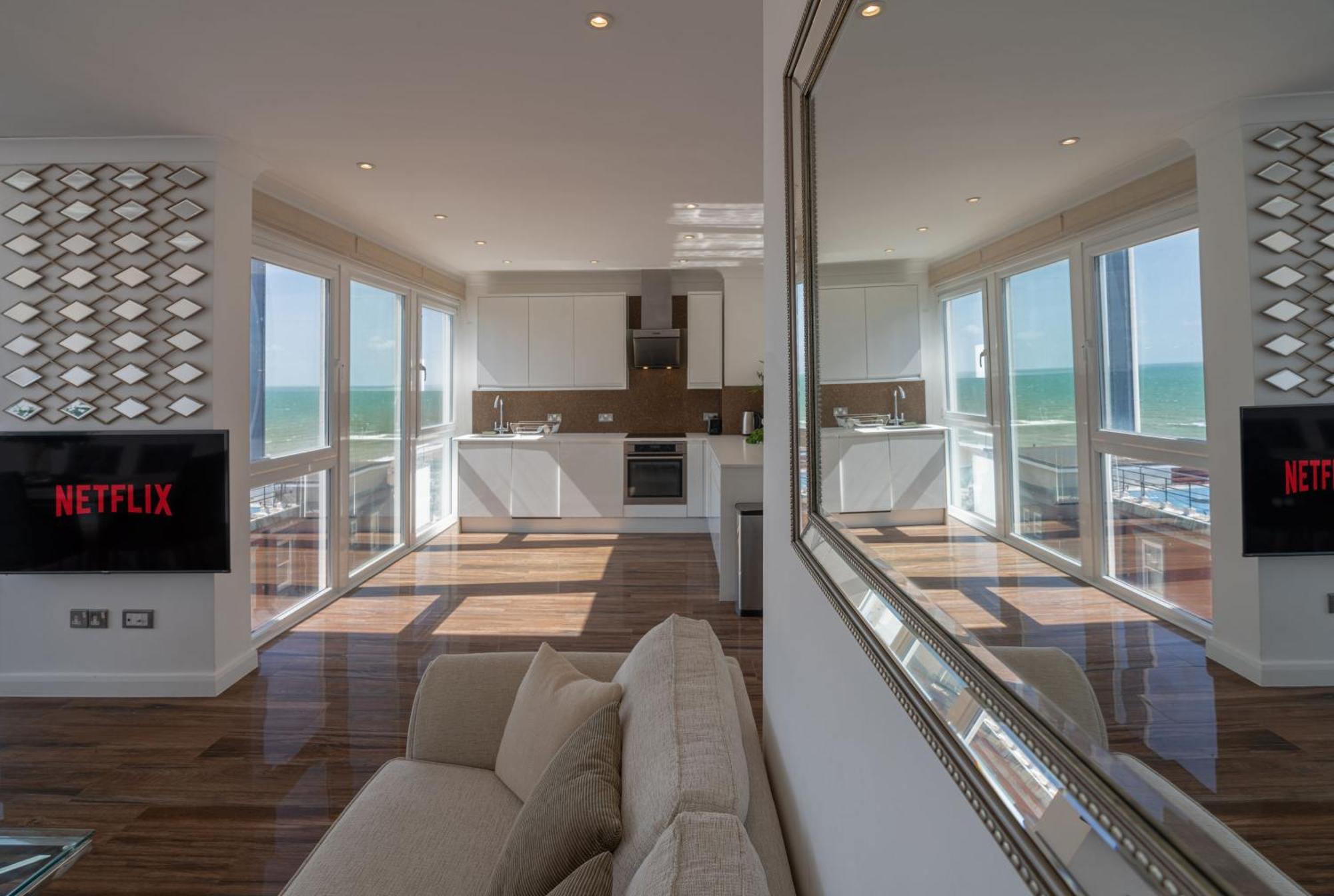 Penthouse Paradise: Beachfront Luxury with Spa & Rooftop Views Brighton Exterior photo
